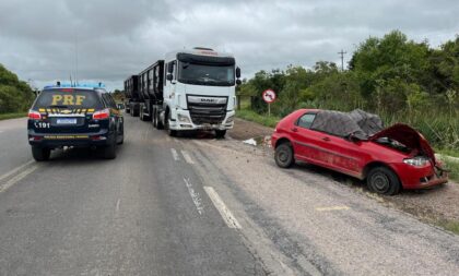 Colisão frontal entre caminhão bitrem e carro resulta em óbito na BR-392