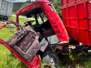 Colisão entre carretas mobiliza bombeiros na ERS-471