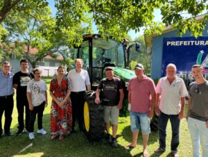 Prefeitura de Cerro Branco adquire Spin e trator agrícola