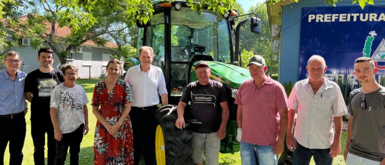 Prefeitura de Cerro Branco adquire Spin e trator agrícola