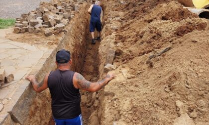 Equipes trabalham em nova canalização e reposição de calçamento