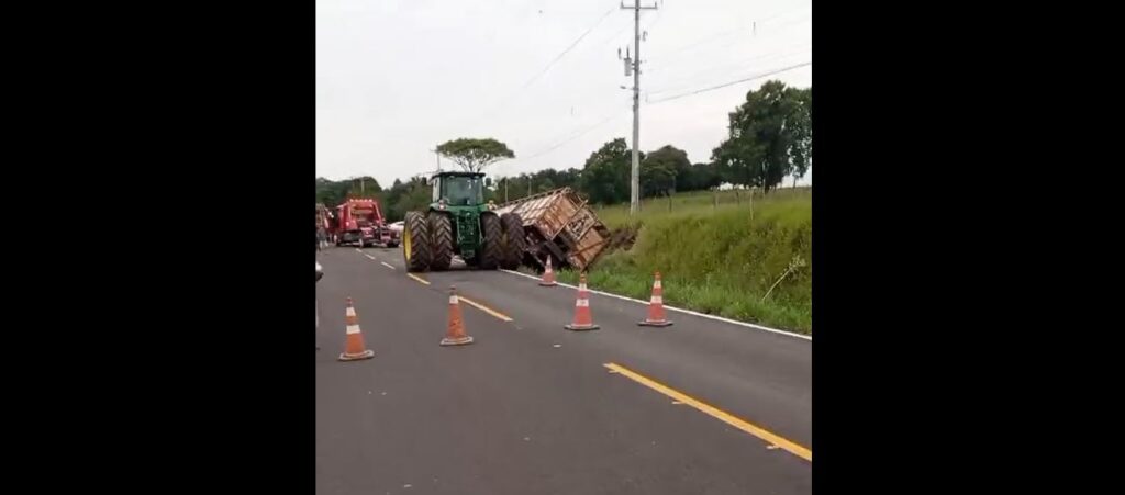 Acidente com caminhão boiadeiro em Três Vendas aconteceu no final da manhã desta quinta-feira / Foto e vídeo: Reprodução