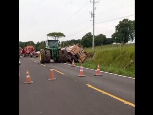 Caminhão boiadeiro tomba na ERS-502, em Três Vendas