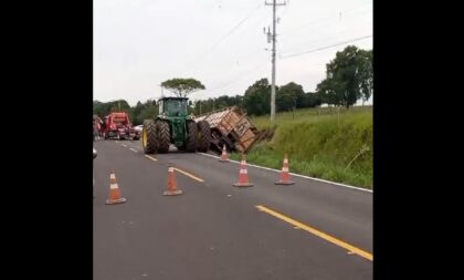 Caminhão boiadeiro tomba na ERS-502, em Três Vendas