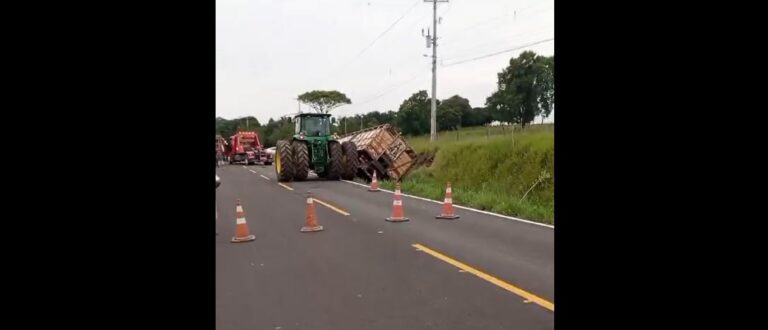 Caminhão boiadeiro tomba na ERS-502, em Três Vendas