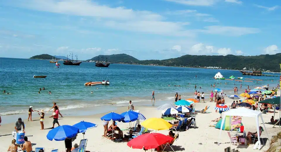 Praia de Canasvieiras está entre os destinos dos turistas que contratarem o pacote de viagem do Sesc Cachoeira do Sul / Foto: Divulgação