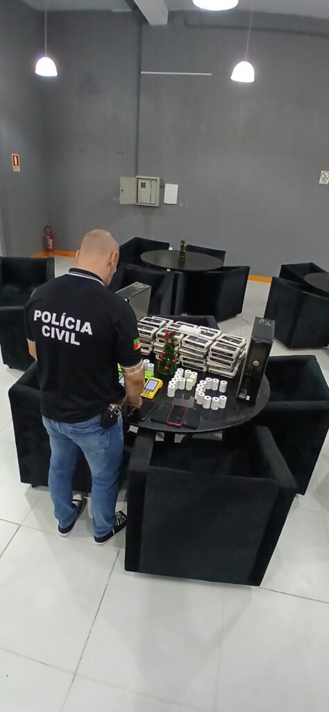 Apostas encerradas: ação da Polícia Civil levou à apreensão de computadores, dinheiro e suspeito levado a prestar esclarecimentos / Fotos: Polícia Civil/Divulgação