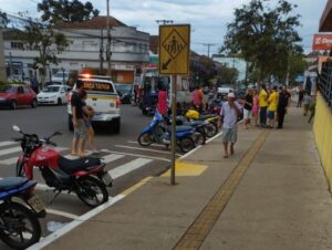 Colisão entre carro e moto deixa mulher ferida na Avenida Brasil