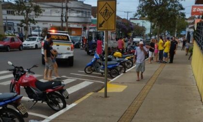 Colisão entre carro e moto deixa mulher ferida na Avenida Brasil