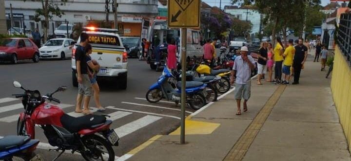 Colisão entre carro e moto deixa mulher ferida na Avenida Brasil