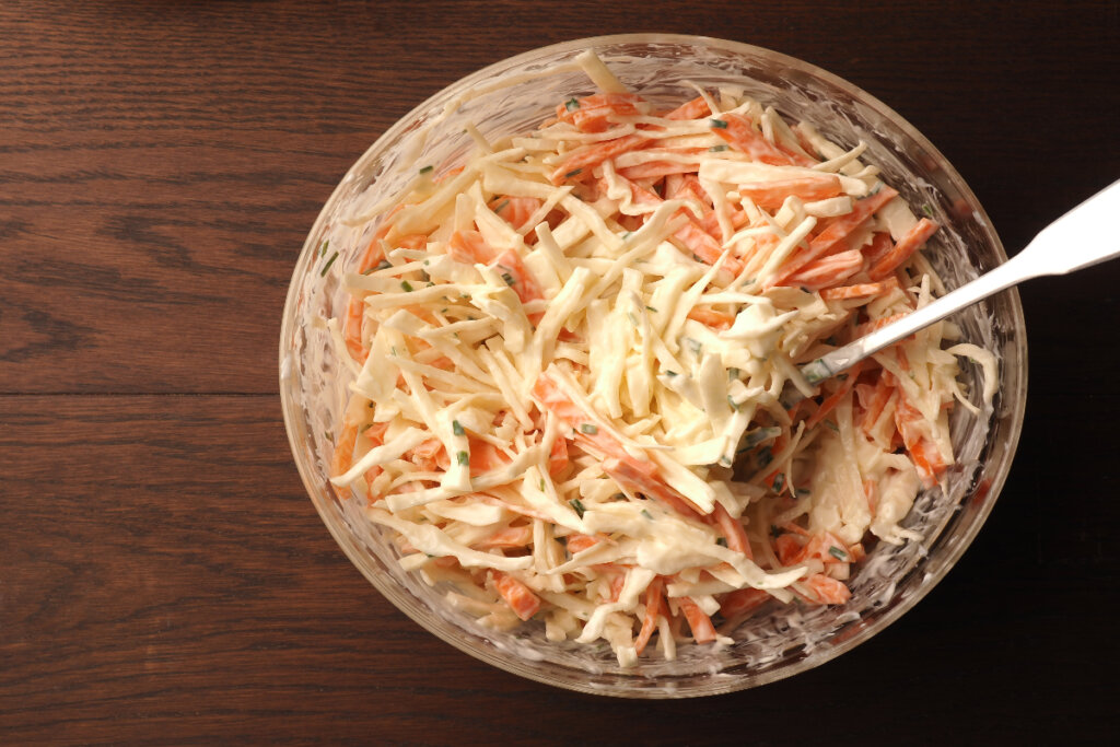 Salada com molho de iogurte repolho, cenoura e cebolinha