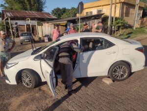 Policiais resgatam motorista desacordado dentro de veículo em Cachoeira do Sul