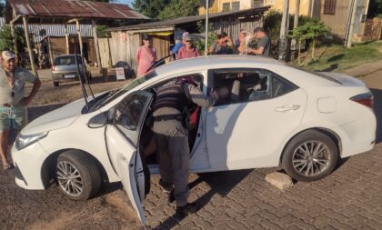 Policiais resgatam motorista desacordado dentro de veículo em Cachoeira do Sul