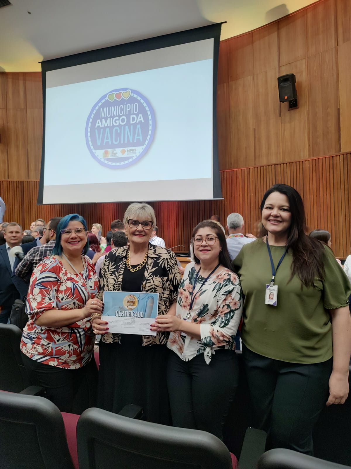 Prefeita Angela com Mariana Bortolaso (enfermeira e coordenadora das imunizações), Ritiele Morais e Viviane Maciel da Rosa (técnicas e imunizadoras) / Crédito: Ass. Com.