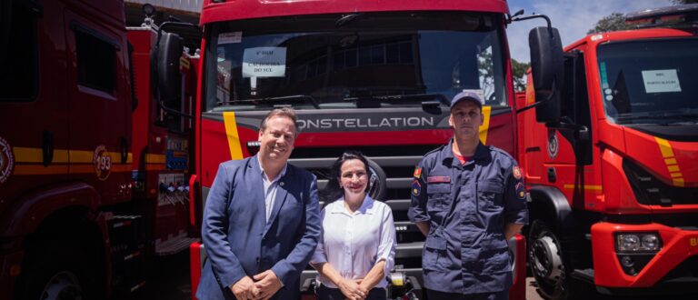 Corpo de Bombeiros recebe novo caminhão de combate a incêndio