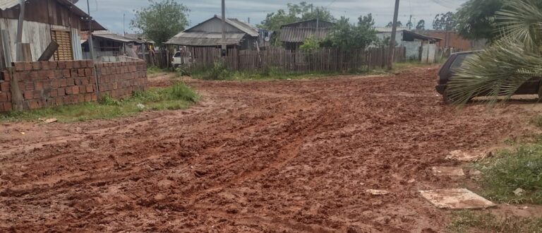 Barro nas ruas do Bairro Funcap desafia rotina de moradores