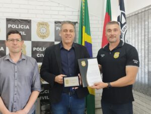 Procurador-geral recebe honraria da Polícia