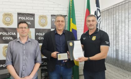 Procurador-geral recebe honraria da Polícia