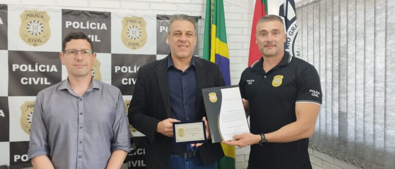 Procurador-geral recebe honraria da Polícia