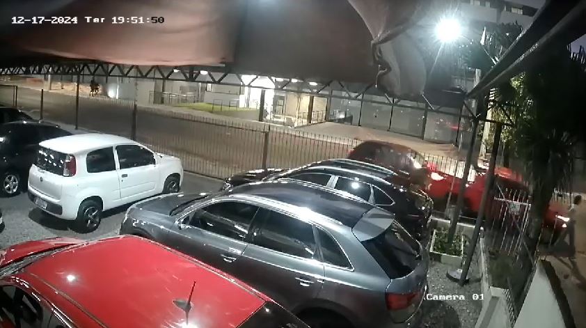 Acidente na Avenida João Neves da Fontoura deixou motorista ferido, que precisou ser encaminhado ao HCB / Foto e vídeo: Reprodução