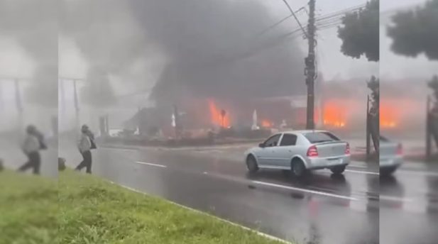 Queda de avião aconteceu na Avenida das Hortênsias em Gramado. Estrada liga a cidade com Canela / Foto e vídeo: Reprodução