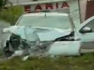 Carro bate e derruba poste na Avenida Marcelo Gama