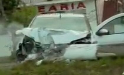 Carro bate e derruba poste na Avenida Marcelo Gama