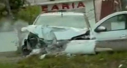 Carro bate e derruba poste na Avenida Marcelo Gama