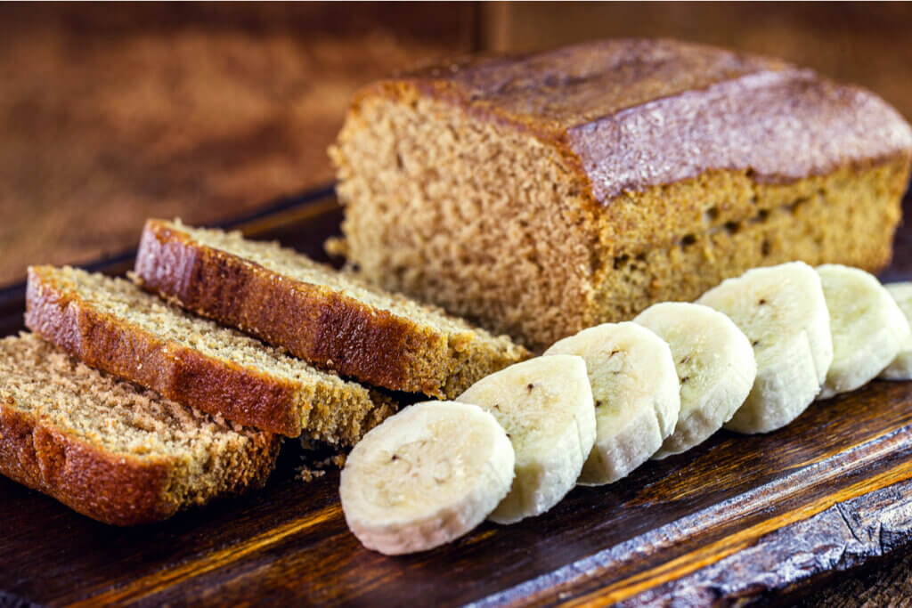 Bolo de banana com pedaços da fruta