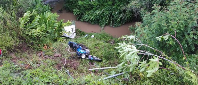 Saída de pista resulta em graves lesões em moticiclista na RSC-287