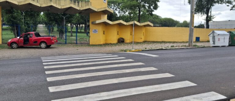 Faixa de pedestre termina com entrada para a Fenarroz