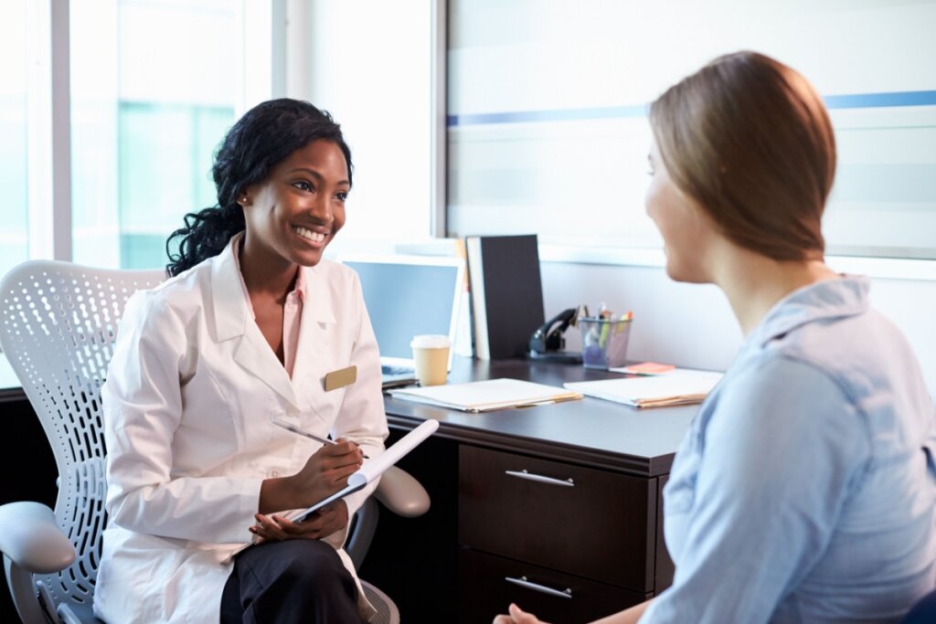 Jovem passando em consulta médica