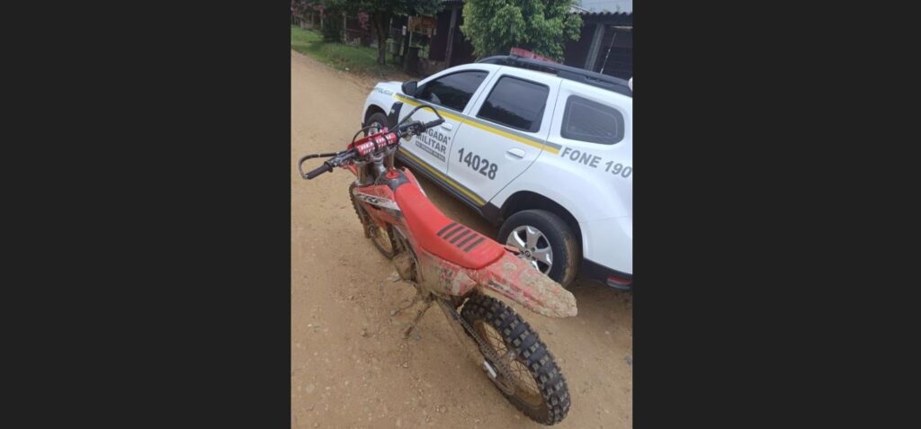 Moto de trilha recuperada pela Brigada Militar havia sido furtada no Bairro Marques Ribeiro / Foto: BM/Divulgação