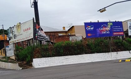 Vento derruba placas publicitárias na Marcelo Gama