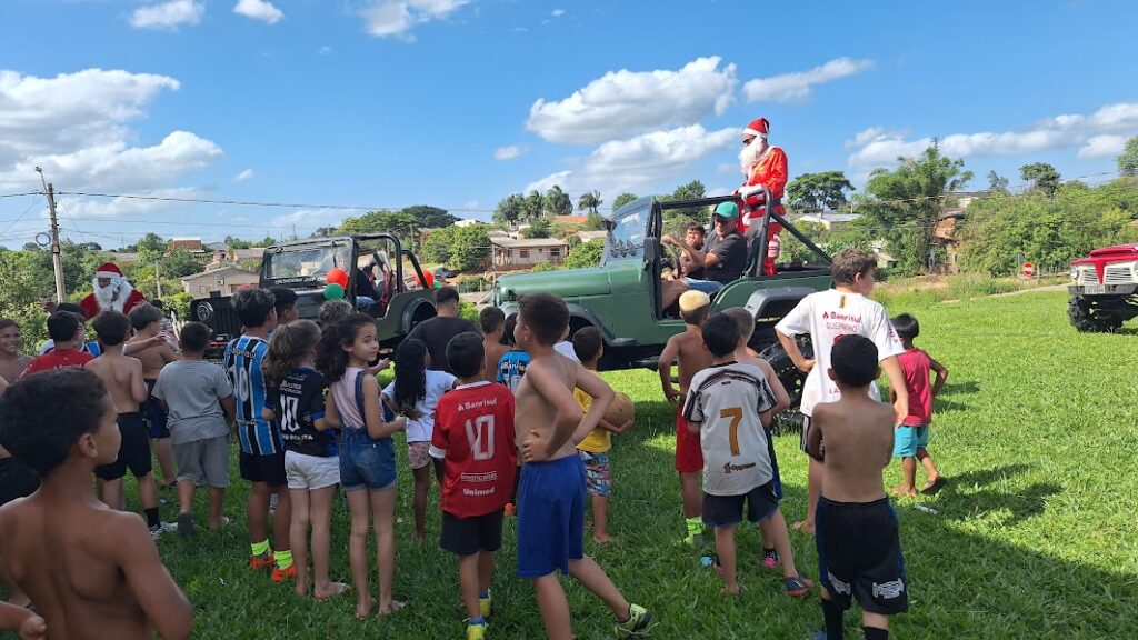 Distribuição de presentes no Bairro Noêmia levou brinquedos a dezenas de crianças na tarde deste sábado / Foto: Milos Silveira/OC