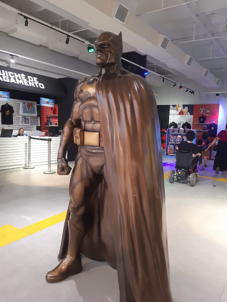 Já na entrada, uma estátua do Batman chama a atenção dos fãs / Crédito: José Renato Ribeiro