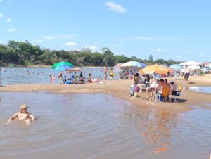 Público, sol e calor na abertura da temporada de verão 2025 da Praia Nova