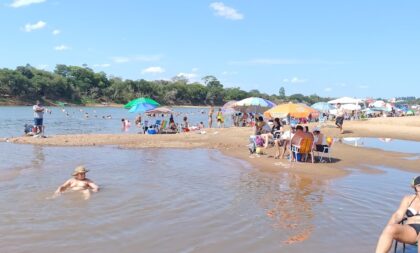 Público, sol e calor na abertura da temporada de verão 2025 da Praia Nova