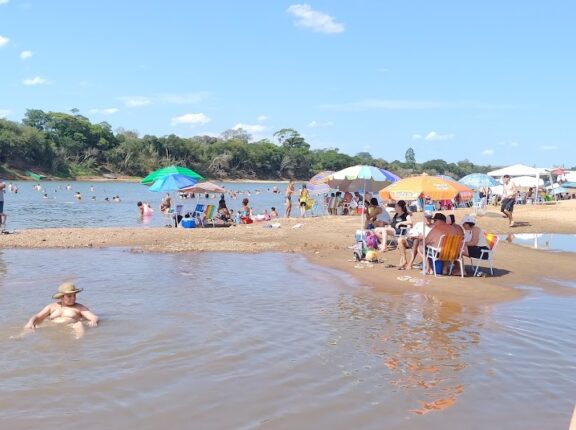 Público, sol e calor na abertura da temporada de verão 2025 da Praia Nova