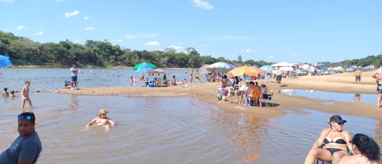 Público, sol e calor na abertura da temporada de verão 2025 da Praia Nova