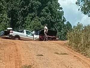 Caminhonetes colidem em estrada de chão no Barro Vermelho