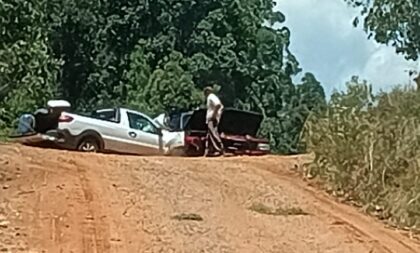 Caminhonetes colidem em estrada de chão no Barro Vermelho