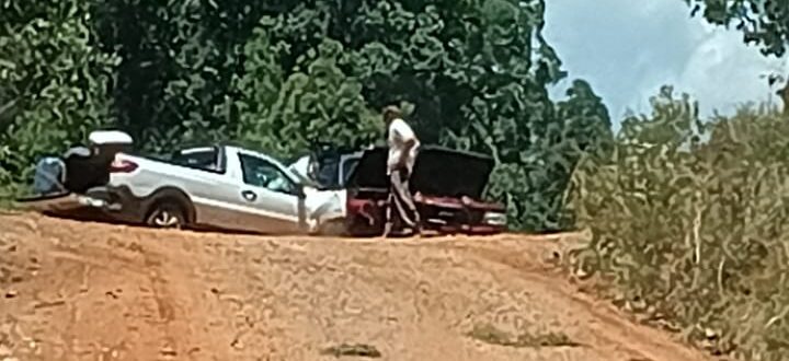 Caminhonetes colidem em estrada de chão no Barro Vermelho