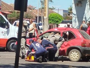 Colisão entre caminhonete e Corsa deixa motorista ferido na Avenida Brasil