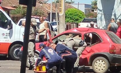 Colisão entre caminhonete e Corsa deixa motorista ferido na Avenida Brasil