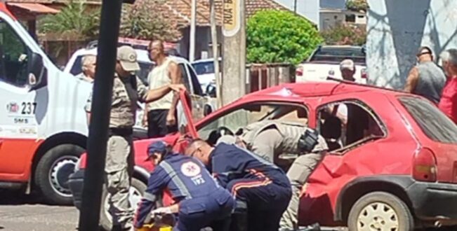 Colisão entre caminhonete e Corsa deixa motorista ferido na Avenida Brasil