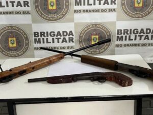 Ao prestar apoio a oficial de Justiça, Brigada Militar prende homem com armas em Rio Pardo