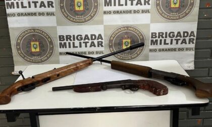 Ao prestar apoio a oficial de Justiça, Brigada Militar prende homem com armas em Rio Pardo