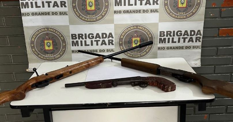 Rio Pardo: quando prestavam apoio a oficial de justiça, policiais militares flagraram armas em residência de suspeito / Foto: Brigada Militar/Divulgação