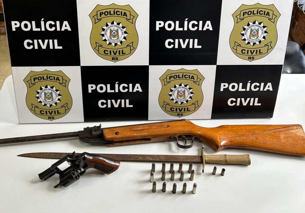 Armas foram apreendidas na manhã desta terça-feira pela Polícia Civil no Bairro Santa Terezinha / Foto: Polícia Civil/Divulgação